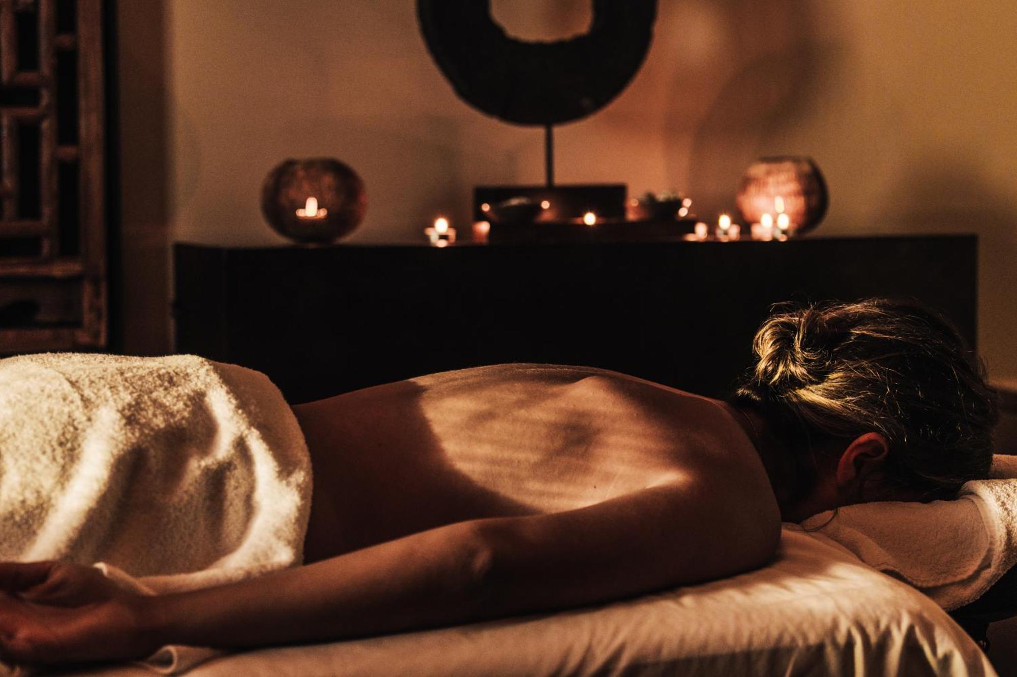 Sensi Azores Nature And Spa Ginetes Luaran gambar A woman receiving a massage