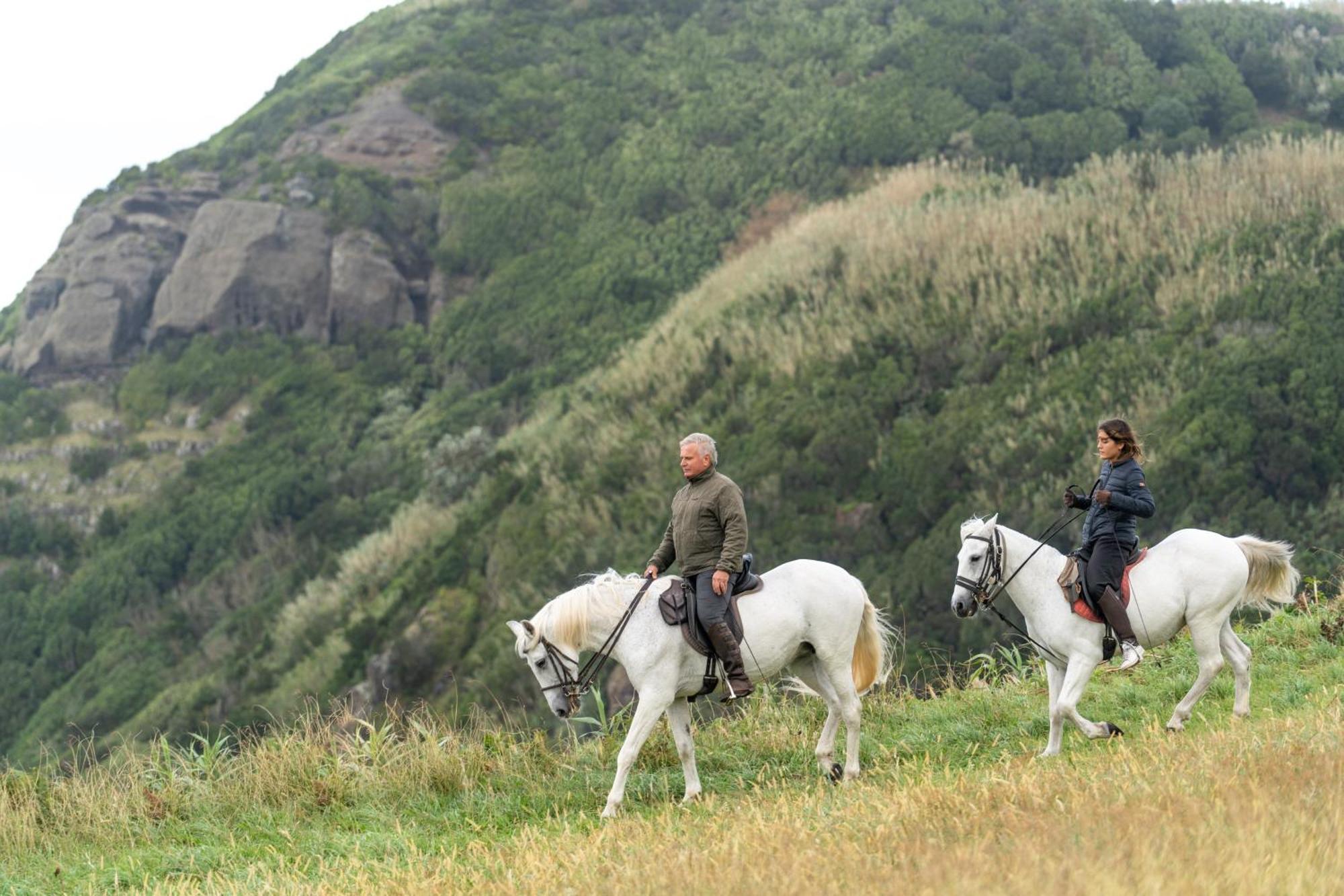 Sensi Azores Nature And Spa Ginetes Luaran gambar Horse riding in the park
