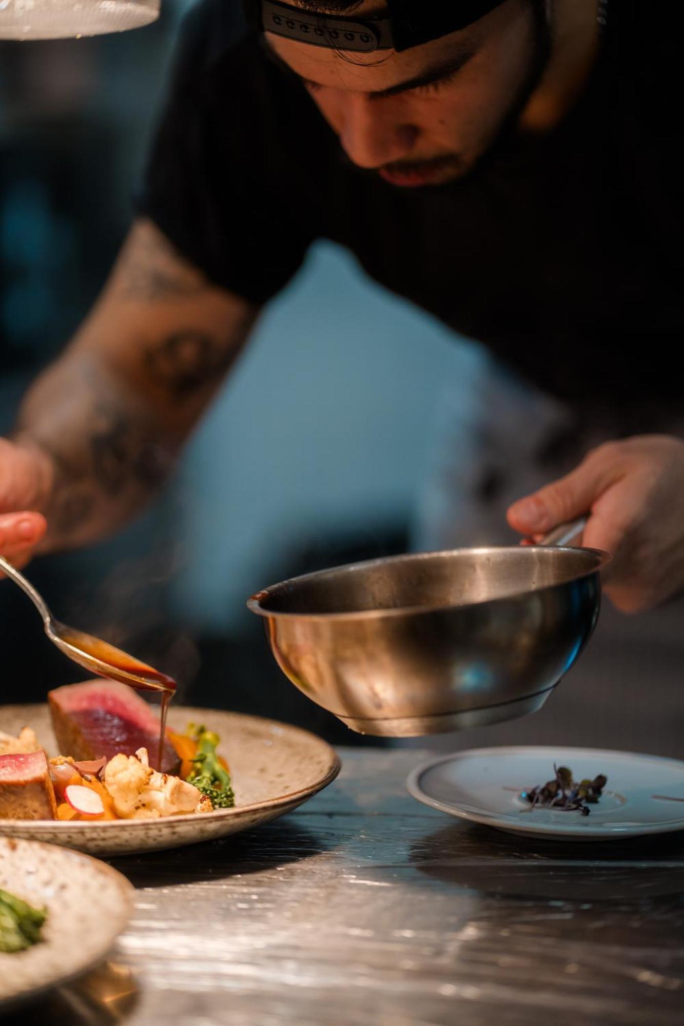 Sensi Azores Nature And Spa Ginetes Luaran gambar A chef preparing a sauce